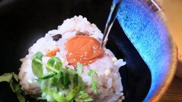『冷たいおだしで、おにぎり茶漬け【火を使わないお手軽レシピ】#今日のおうちごはん』