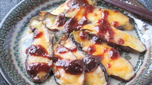 簡単過ぎて、ハマっちゃう♪困っちゃう♪なすちー。ついつい食べちゃう『味噌なすチーズ』