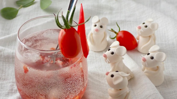 炭酸シュワッ！飲む野菜魔術！？「パプリカとトマト入り　いちごスパークリングドリンク」