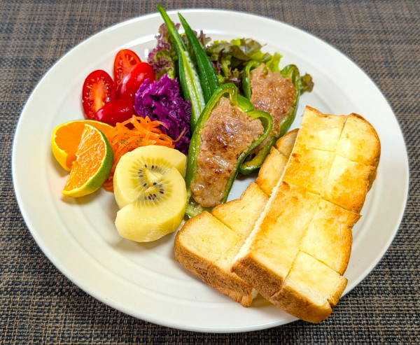 ジミなメインも副菜で華やプレート☆ピーマンの肉詰め♪☆♪☆♪