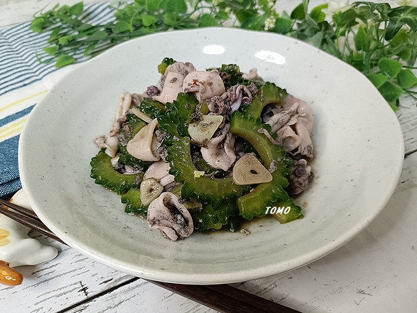 おつまみにも♪小さいヤリイカとゴーヤのオイスターソース炒め