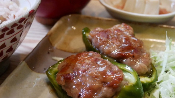 『なんちゃってピーマンの肉詰めはごはんと？ビールと？【おつまみにもなるおかず】#今日のおうちごはん』