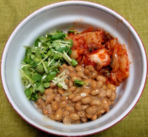 キムチとかいわれ菜と納豆の小鉢：9月のひとり居酒屋 1日目その3