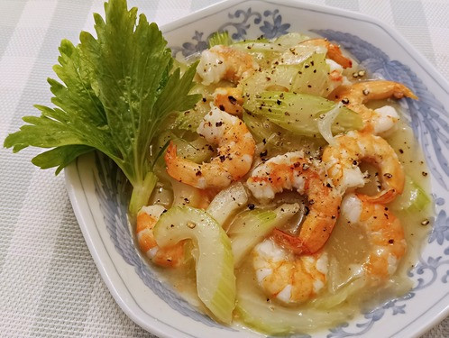 加熱済みエビを使うとエビの下処理無しで！エビとセロリの柚子胡椒炒め♪