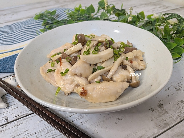 ご飯が進む♪きのこと鶏むね肉のピリ辛炒め