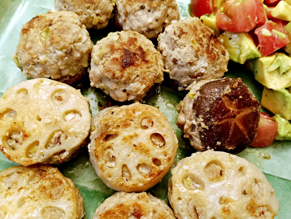 秋の味覚を食卓に!しいたけとレンコンのひき肉詰め♪