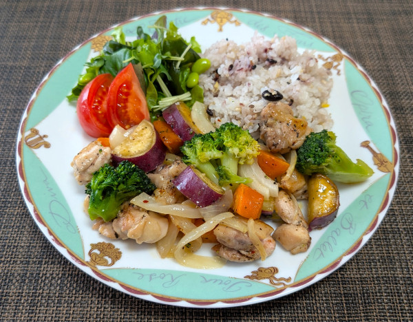 疲れを癒す野菜たっぷりプレート☆鶏肉とさつま芋のスパイス蒸し炒め♪☆♪☆♪